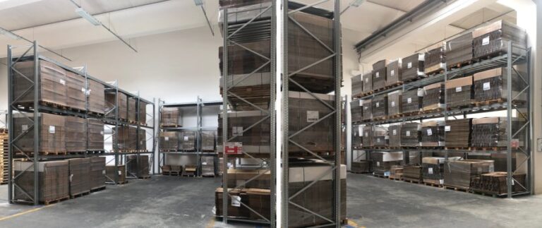 Magazzino per settore cartotecnica allestito con scaffalature portapallet. I nostri scaffali portapallet modello E90, dalla elevata portata e resistenza, sono la soluzione ideale per chi vuole ottimizzare gli spazi del proprio magazzino e organizzare al meglio le operazioni logistiche. Si possono installare scaffali portapallet con doppia profondità che permettono lo stoccaggio in entrambi i fronti di carico.