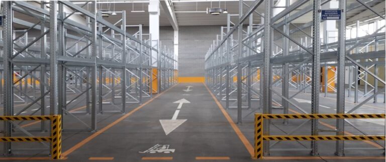 Magazzino per la grande distribuzione allestito con scaffalature portapallet.