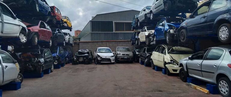 Piazzale esterno di un nostro cliente autodemolitore con scaffalature porta auto bifronte 3BL (6 posti auto).